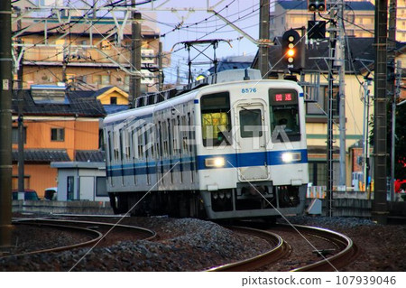 誕生60週年!!…老牌通勤車「8000系列」前往市中心上班(轉乘) 誕生60週年!!…老牌通勤車「8000系列」前往市中心上班(轉乘) 107939046