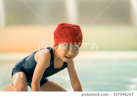 Swimming school class for 4 year olds 107940267