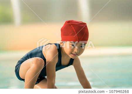 Swimming school class for 4 year olds Swimming school class for 4 year olds 107940268