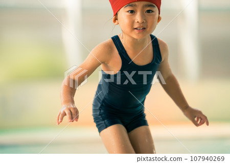 Swimming school class for 4 year olds 107940269