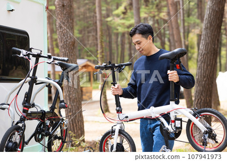 Men enjoying camping 107941973