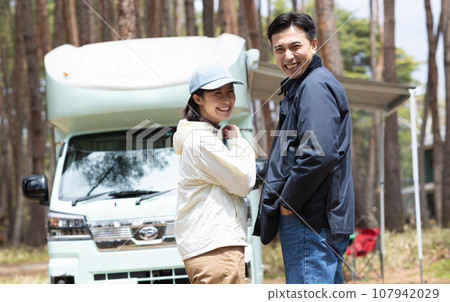 乘露營車旅行的夫婦 107942029