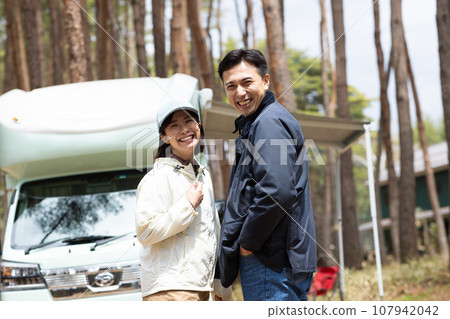couple traveling by camper 107942042