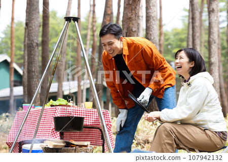 Couple enjoying camping 107942132