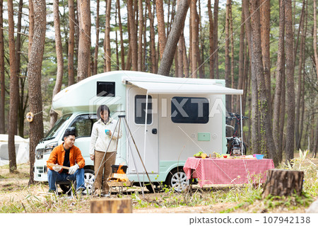 Couple enjoying camping 107942138
