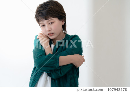 Gen Z women 107942378