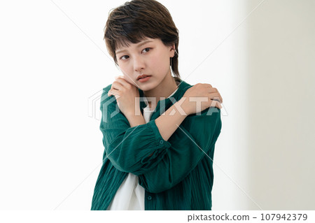 Gen Z women 107942379