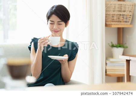 在客廳喝咖啡的女人 107942474
