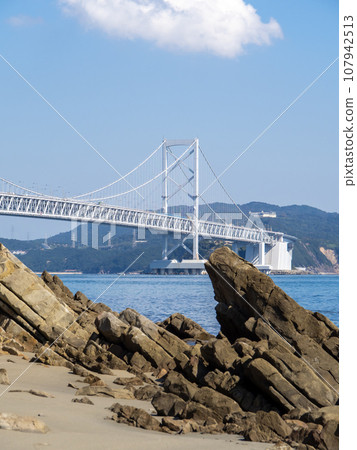 從千鳥濱海灘看到的大鳴門大橋（德島縣鳴門市）。 （垂直構圖） 107942513