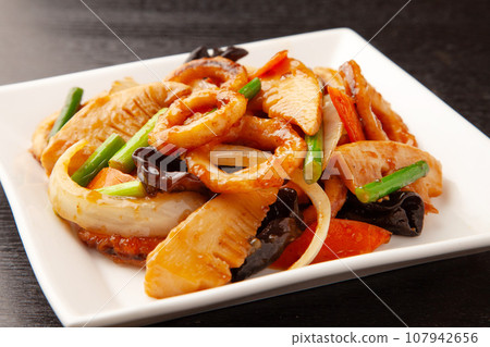 Stir-fried squid and bamboo shoots with xo sauce 107942656