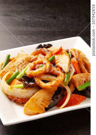 Stir-fried squid and bamboo shoots with xo sauce 107942658