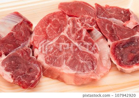 Kuroge Wagyu beef raw meat Kuroge Wagyu beef raw meat 107942920