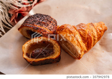切紅豆沙和羊角麵包 切紅豆沙和羊角麵包 107942978