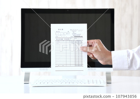 商人的手拿著電腦和帳單 107943856