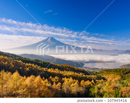 山梨縣_秋葉和富士山壯觀的日出景觀 山梨縣_秋葉和富士山壯觀的日出景觀 107945416
