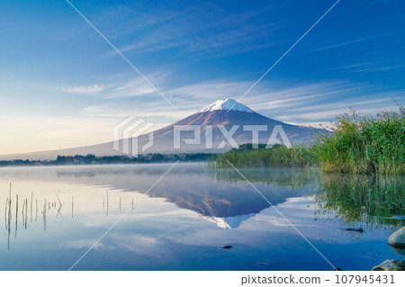 （山梨縣）河口湖畔富士山被小雪覆蓋 107945431
