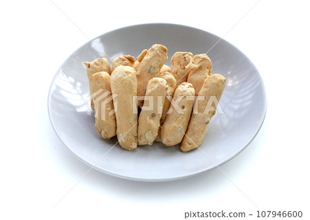 Light and crispy almond meringue cookies 107946600