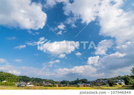 [Landscape/background material] Peaceful residential area and blue sky/white clouds 107946849