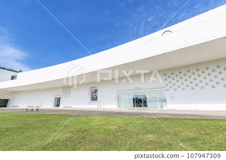 青森縣青森市晴天的青森美術館 107947309