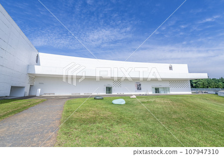 青森縣青森市晴天的青森美術館 107947310
