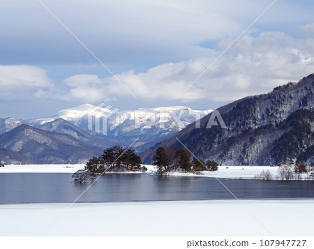 福島縣秋元湖的積雪已經開始融化。白色的雪原、藍色的湖面、遠處白雪皚皚的三之輪山，令人印象深刻，美麗極了。 107947727