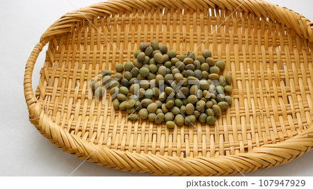 漏勺中的大豆 漏勺中的大豆 107947929