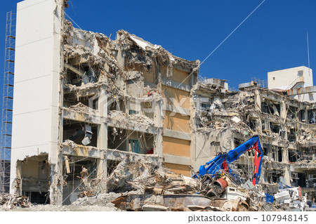 Demolition site scene of reinforced concrete building 107948145