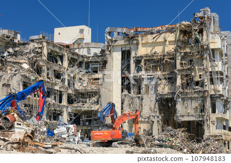 Demolition site scene of reinforced concrete building 107948183