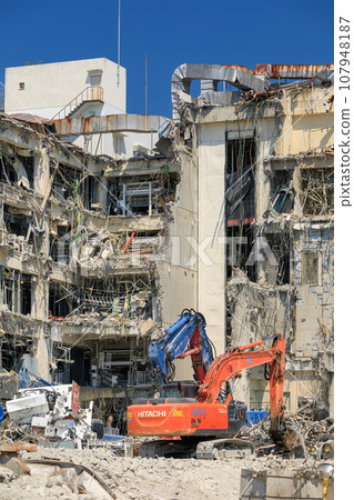 Demolition site scene of reinforced concrete building 107948187