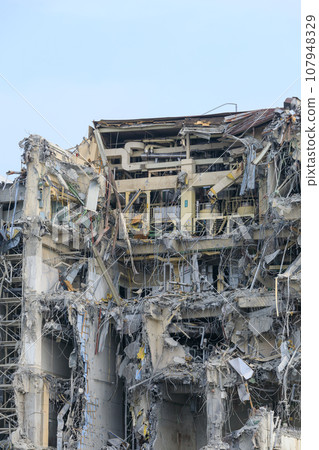 Demolition site scene of reinforced concrete building 107948329