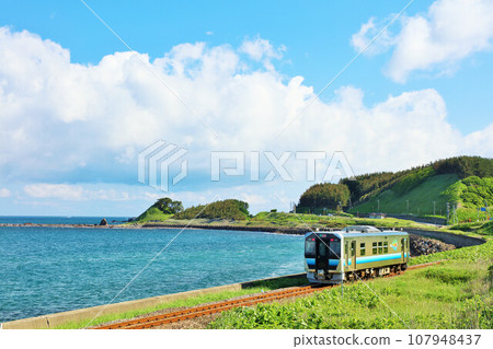 青森縣五能線，藍天碧海 107948437