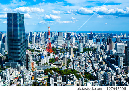 東京鐵塔和東京灣周圍的摩天大樓從六本木俯瞰 2023.10 高色度對比 107948606