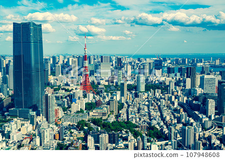 東京鐵塔和東京灣周圍的摩天大樓 從六本木俯瞰 2023.10 強調暖色和冷色 107948608