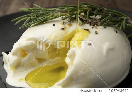 burrata cheese rosemary 107948663