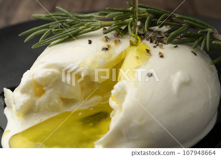 burrata cheese rosemary 107948664