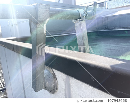 Avoid getting caught in the scaffold to prevent it from collapsing and shaking. 107948668