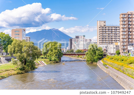從開雲橋看到的北上川和岩手山、開雲橋花壇和散步道、盛岡的正門 從開雲橋看到的北上川和岩手山、開雲橋花壇和散步道、盛岡的正門 107949247
