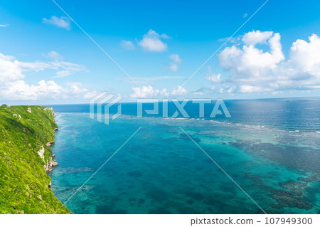 宮古島、伊良部島藍色潟湖的壯麗景色 107949300