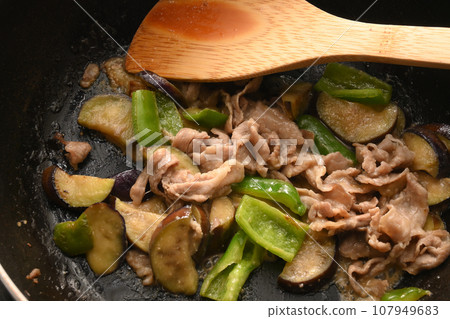 將茄子、青椒、豬肉與味噌一起炒 將茄子、青椒、豬肉與味噌一起炒 107949683