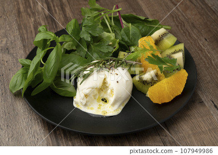 布拉塔起司和蔬菜 107949986