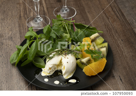 布拉塔起司和葡萄酒 107950093