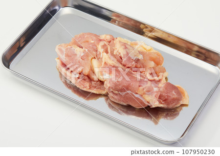 Chicken, young chicken, young chicken, young chicken thigh, raw meat 107950230