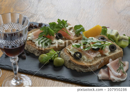 crostini wine crostini wine 107950286