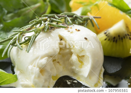 布拉塔起司和蔬菜 107950381