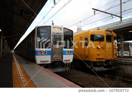 [JR Kyushu/JR West] 415 series and 115 series (Sanyo Main Line: Shimonoseki Station) 107950772