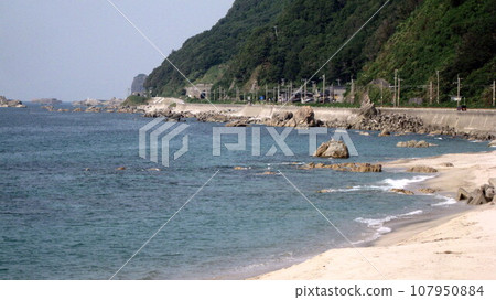 藍天、蔚藍的海、白色的沙灘、綠色的海角 107950884