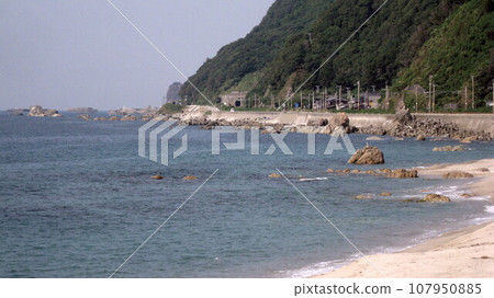 藍天、蔚藍的海、白色的沙灘、綠色的海角 藍天、蔚藍的海、白色的沙灘、綠色的海角 107950885