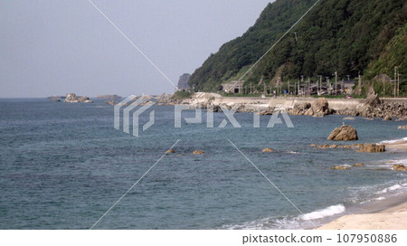 藍天、蔚藍的海、白色的沙灘、綠色的海角 藍天、蔚藍的海、白色的沙灘、綠色的海角 107950886