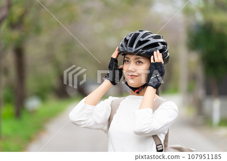 戴著自行車頭盔的年輕女子 戴著自行車頭盔的年輕女子 107951185
