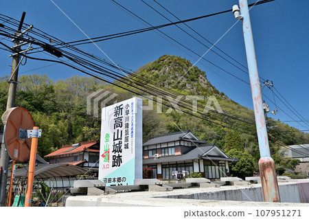 延續日本名城百選「新高山城」曲線與廣島縣三原市晴天景色 107951271